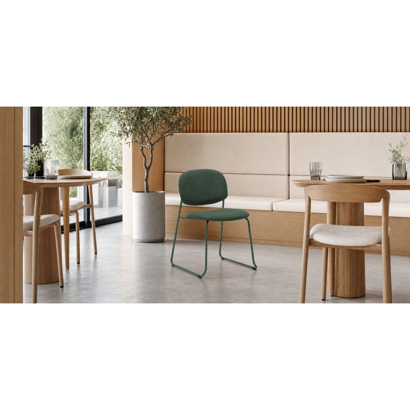 Chaise empilable Meli en chenille verte et pieds en métal vert FSC Mix Credit