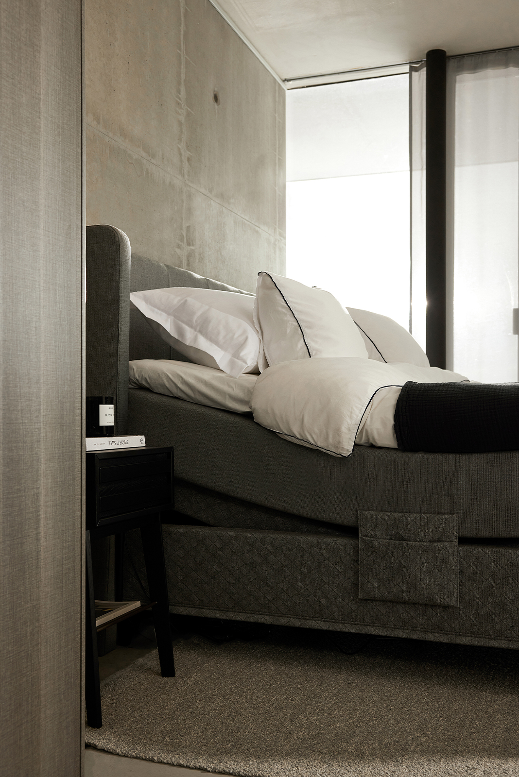 Majestic Aqtive II regulerbar seng 180x200 cm i tekstil 200/204 grå med fast/fast fasthet. Seamless utførelse, Majestic Split topper overmadrass og Eicon ben 14 cm hvitlasert med støtteben. Uten hodegavl
