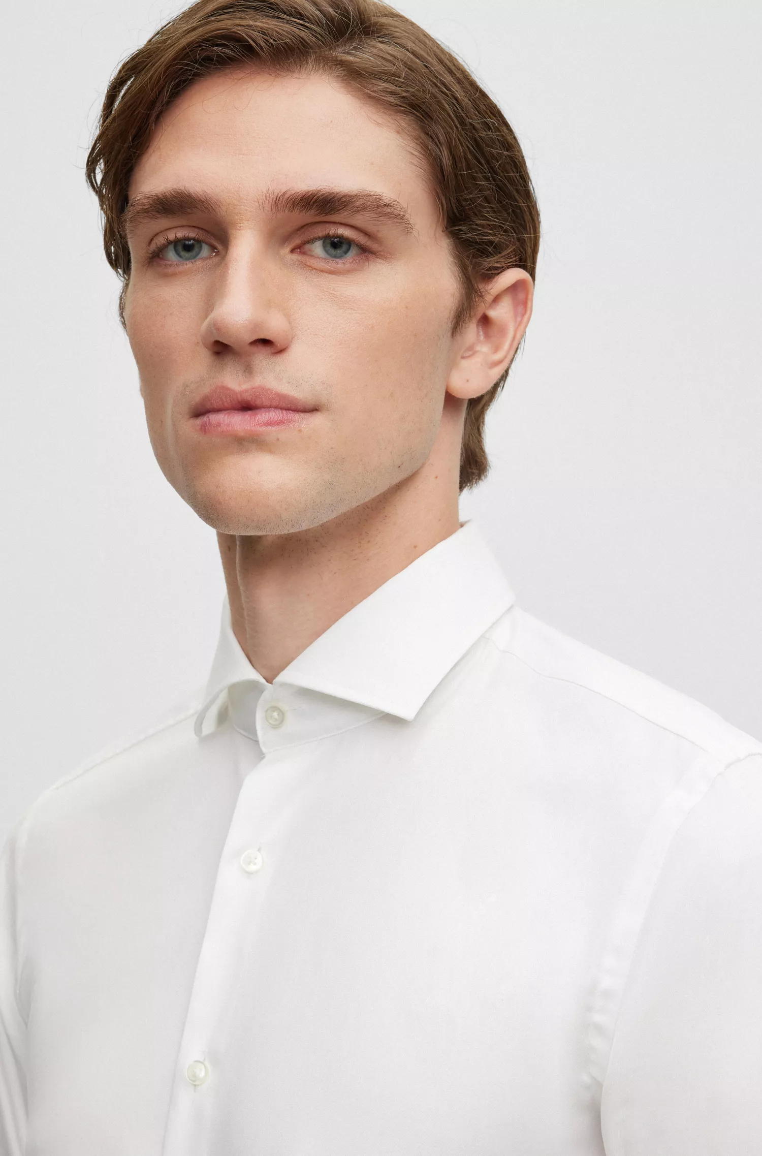Camisa BOSS preta de corte slim em algodão elástico com punhos duplos.