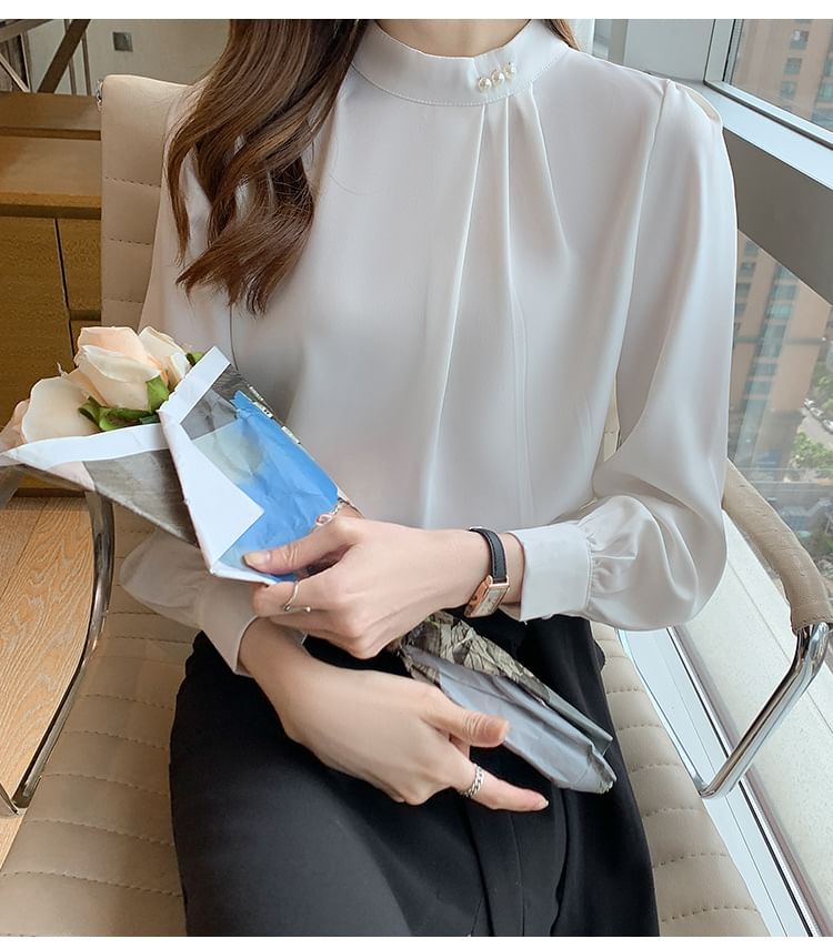 Kira Kira - Blouse met lange mouwen en een geplooide satijnen kraag en imitatieparelaccenten