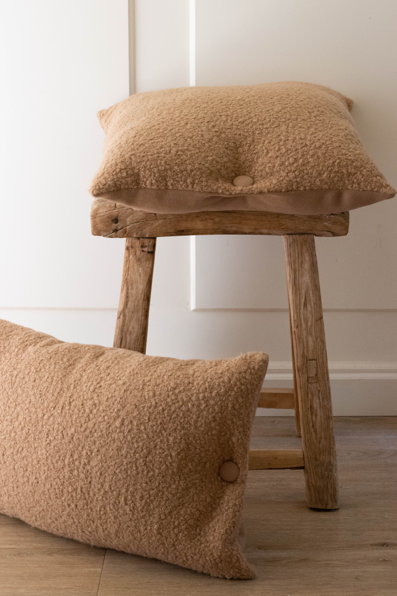 kussen bouclé knoop camel 38x59