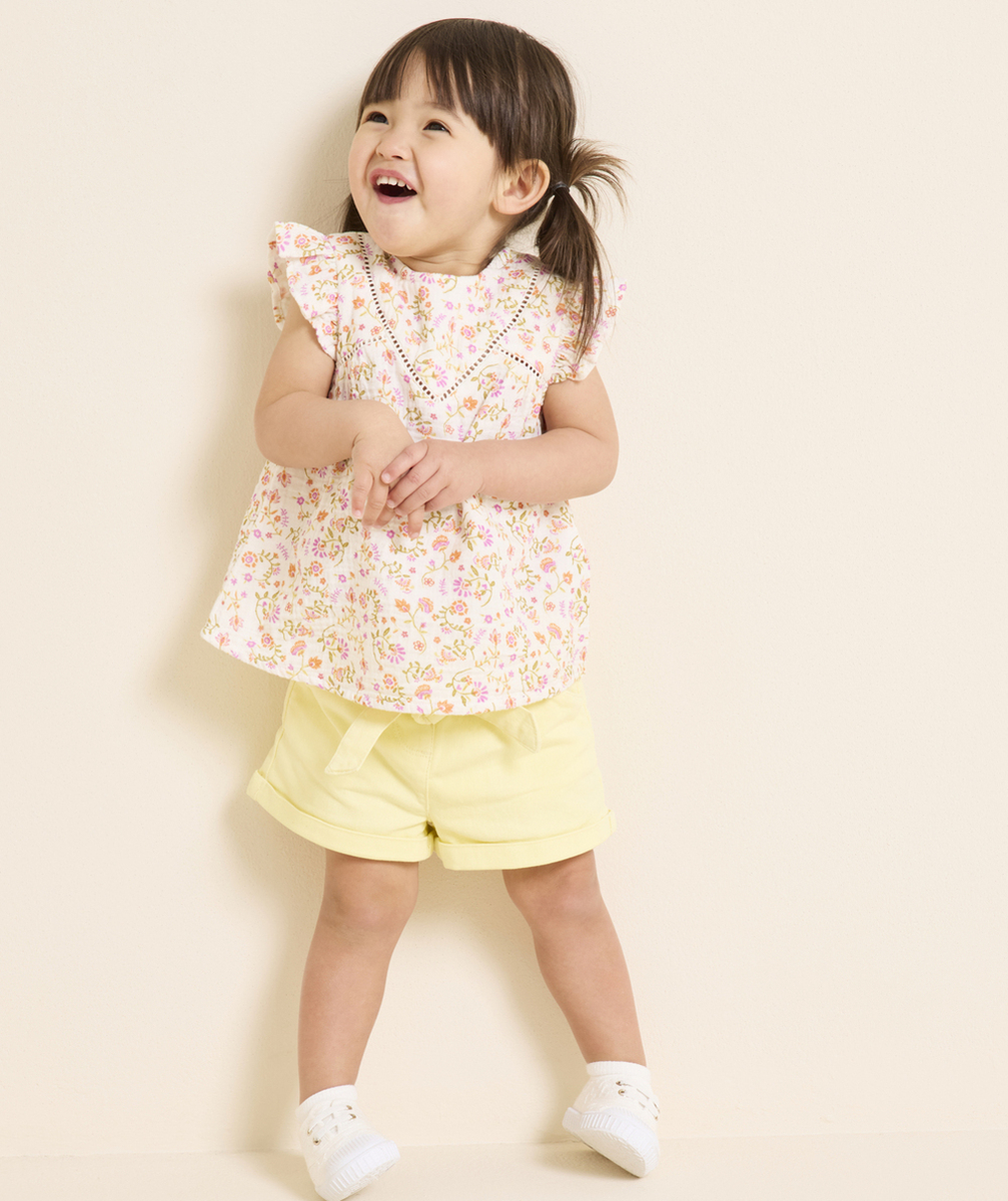 short droit bébé fille en fibres recyclées jaune avec ceinture