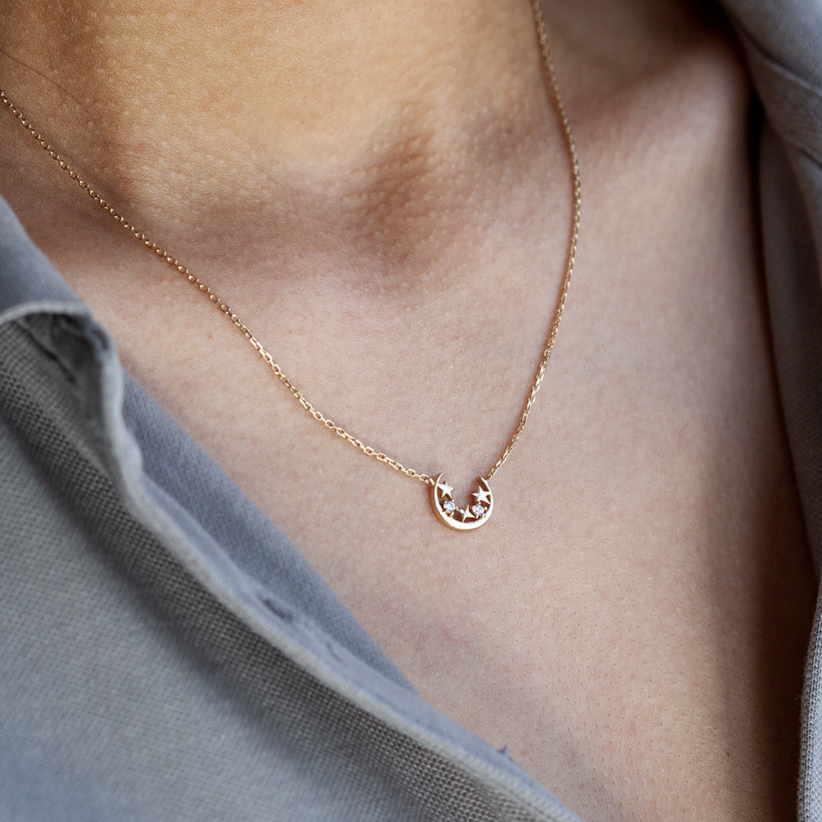 Collier plaqué or jaune, motif lune et étoiles zirconias 45 cm