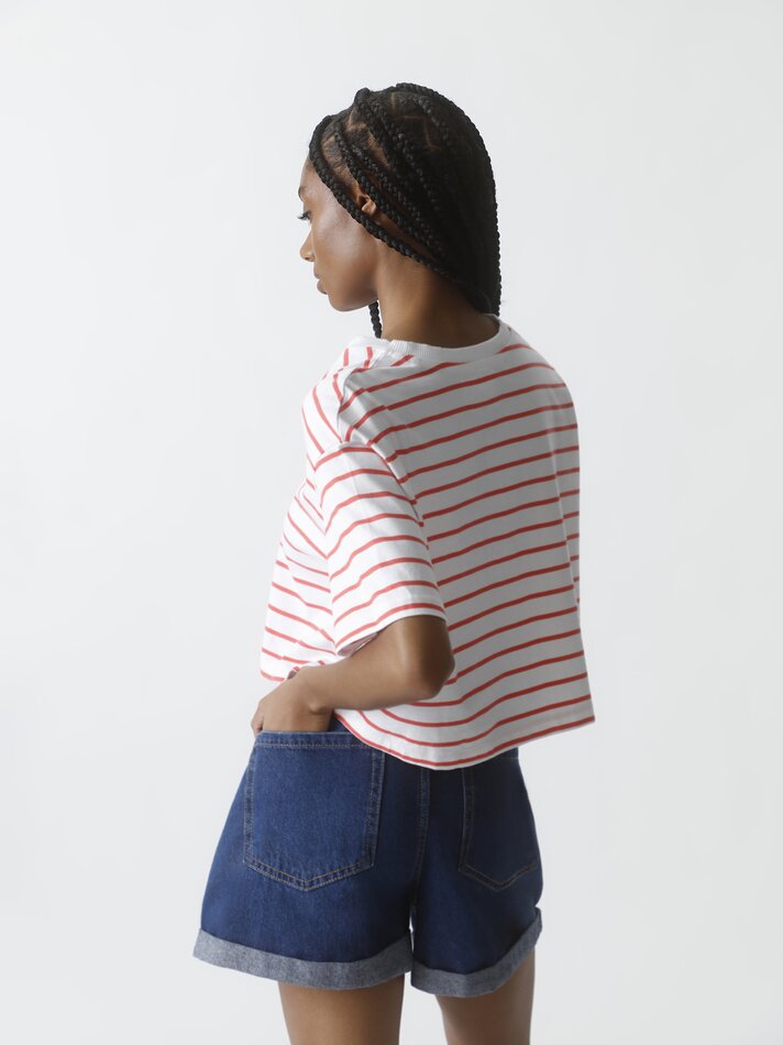 Camiseta cropped de manga curta - Branca/Vermelha