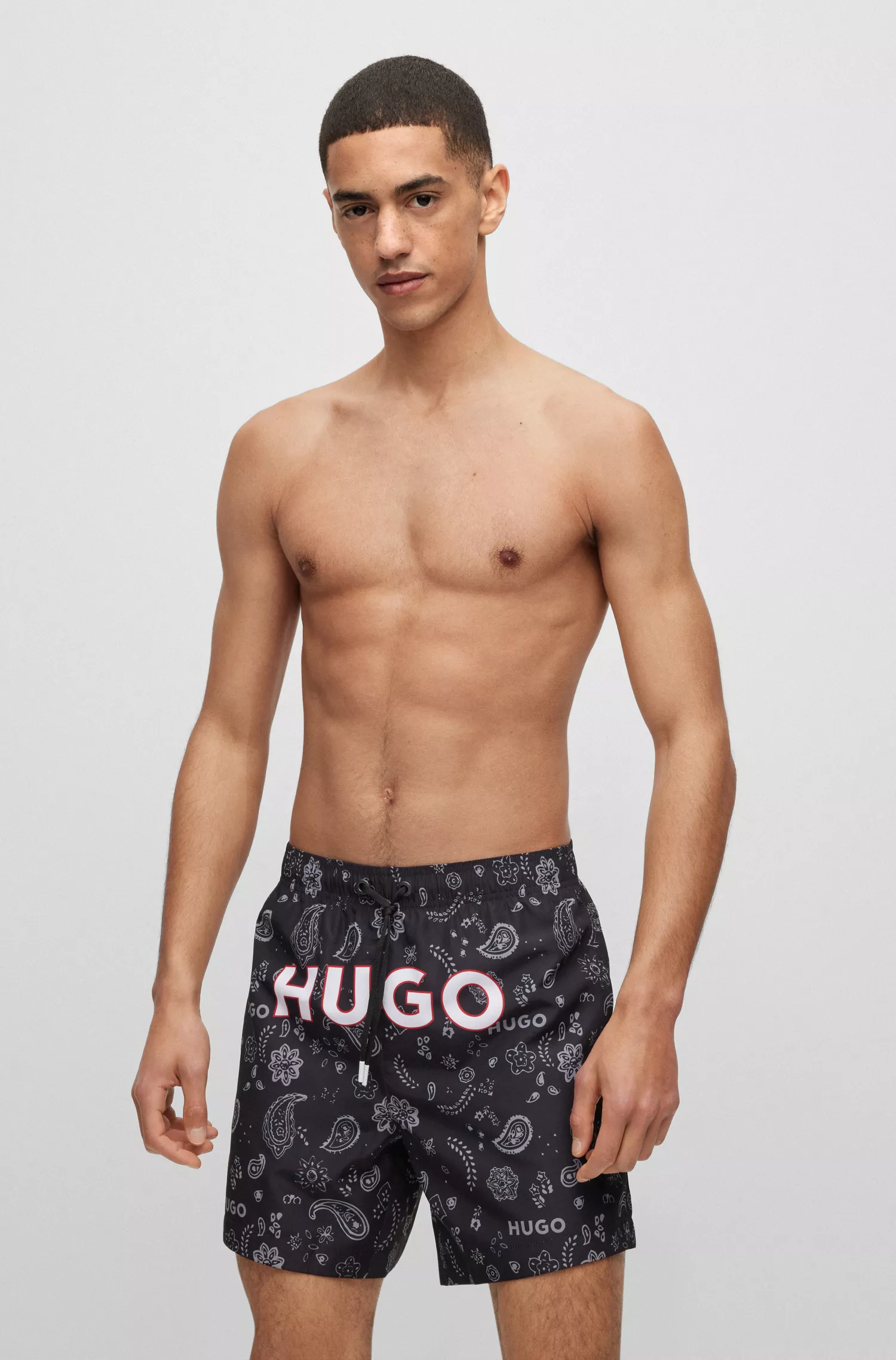 Calções de banho HUGO vermelhos, em material reciclado, com logótipo e estampa paisley.