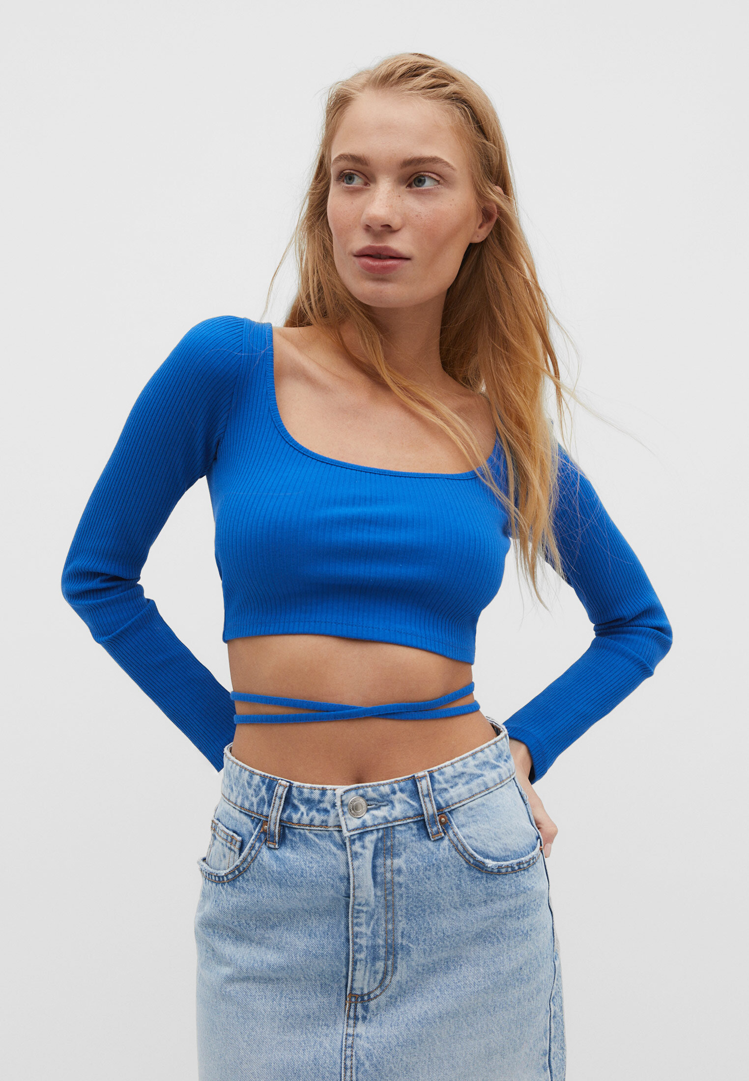 Top cropped com alças nas costas