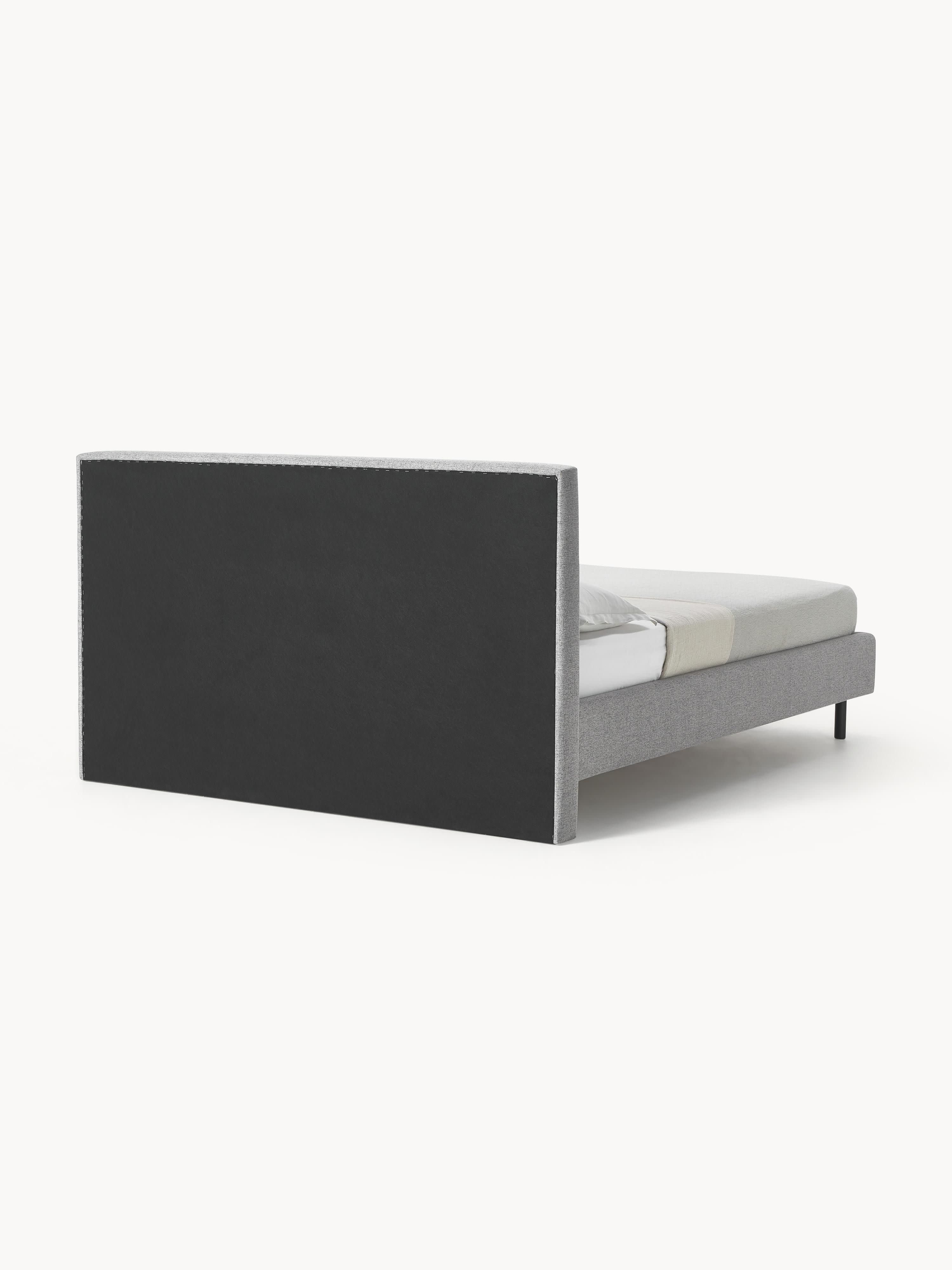 Gestoffeerd bed Giulia met houten poten