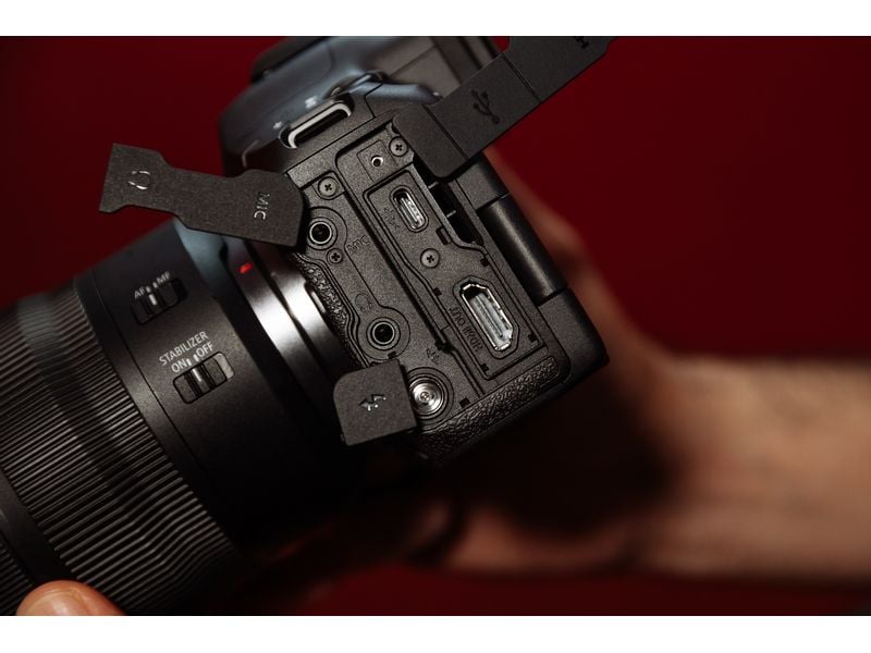 Canon Fotokamera EOS R5 Mark II AV PRO SE Type B Kit Leistungsstarke Kamera für Fotografen und Filmemacher aller Genres mit CFexpress Typ B 512 GB Speicherkarte
