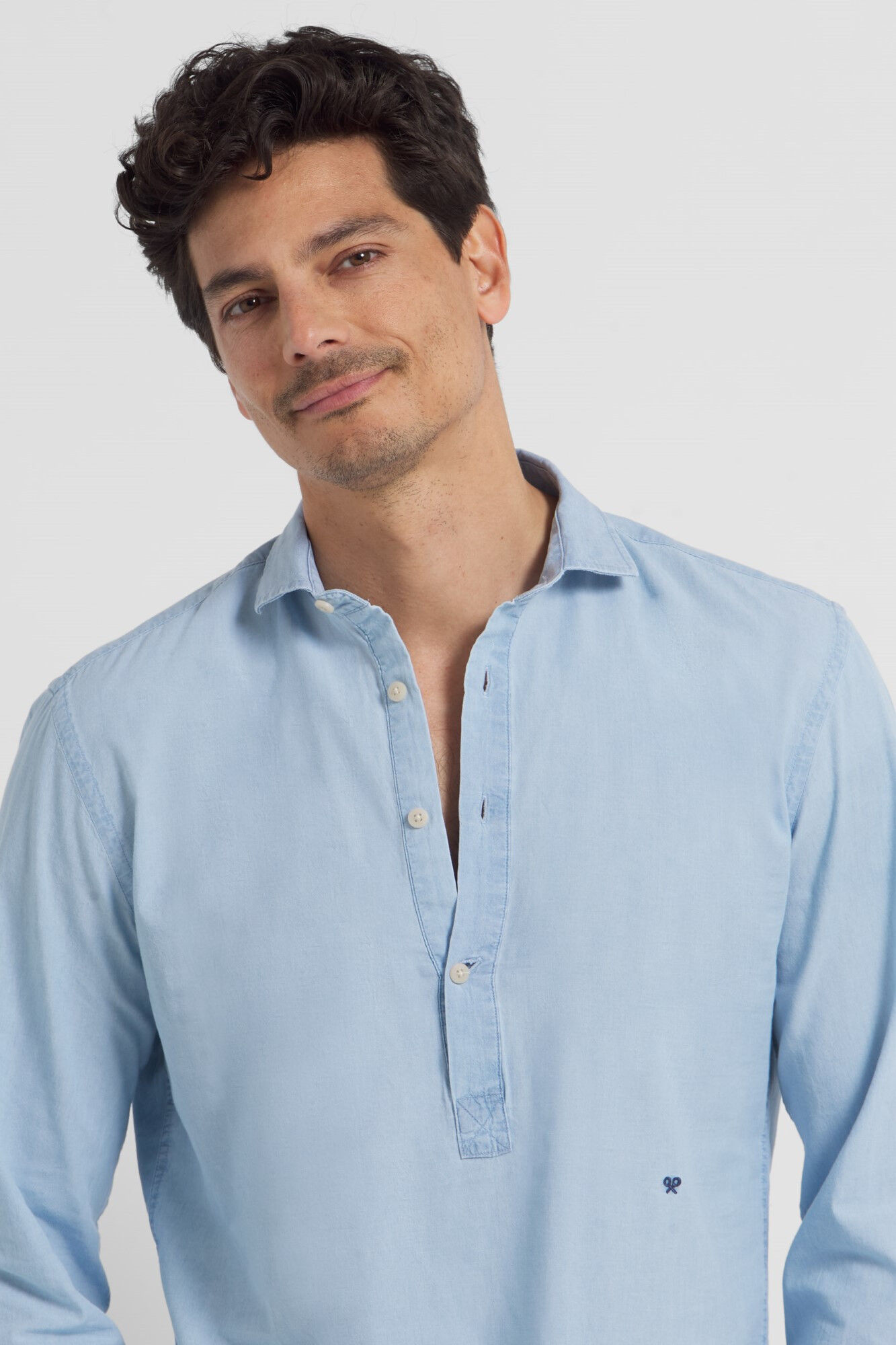 Camisa polo esportiva em denim claro - Azul