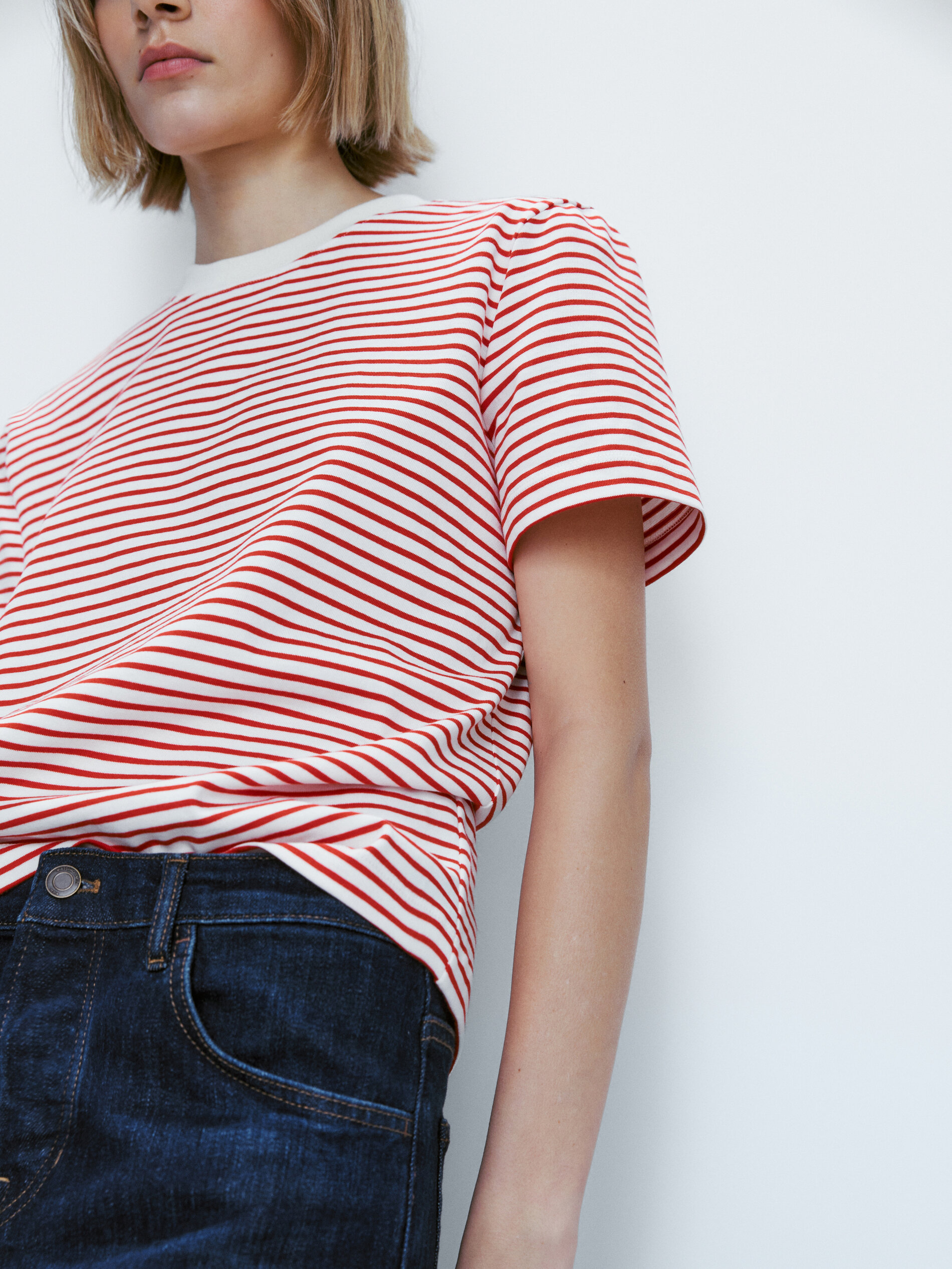 Camiseta de algodão com gola listrada contrastante - VERMELHA