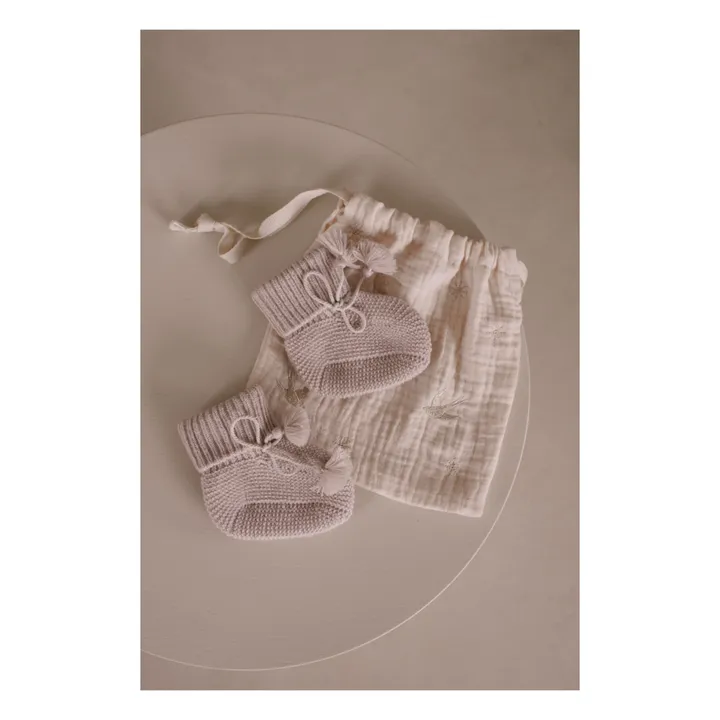 Gentil Coquelicot Chaussons en tricot et pochon brodé | Gris perle
