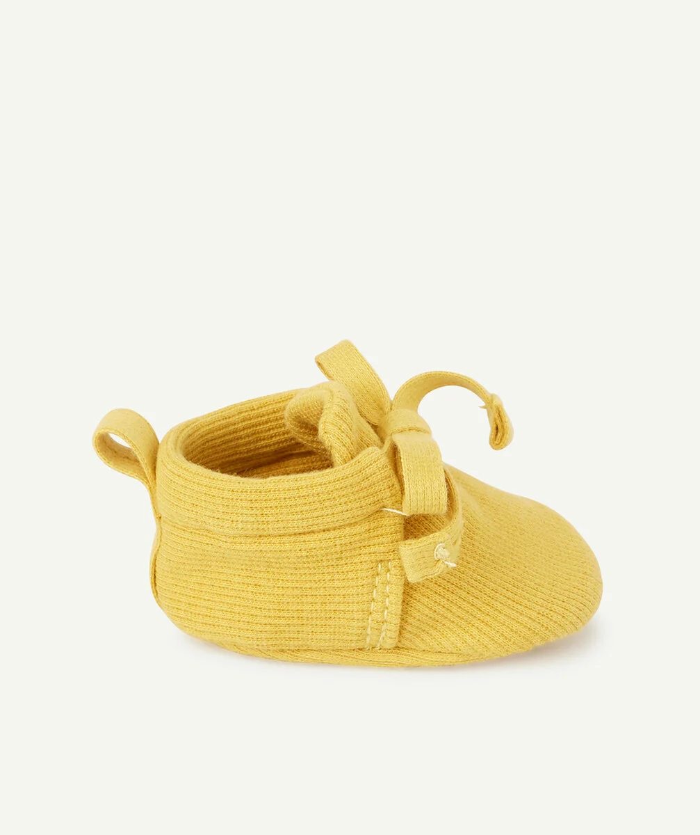 LES CHAUSSONS JAUNES À NOEUDS