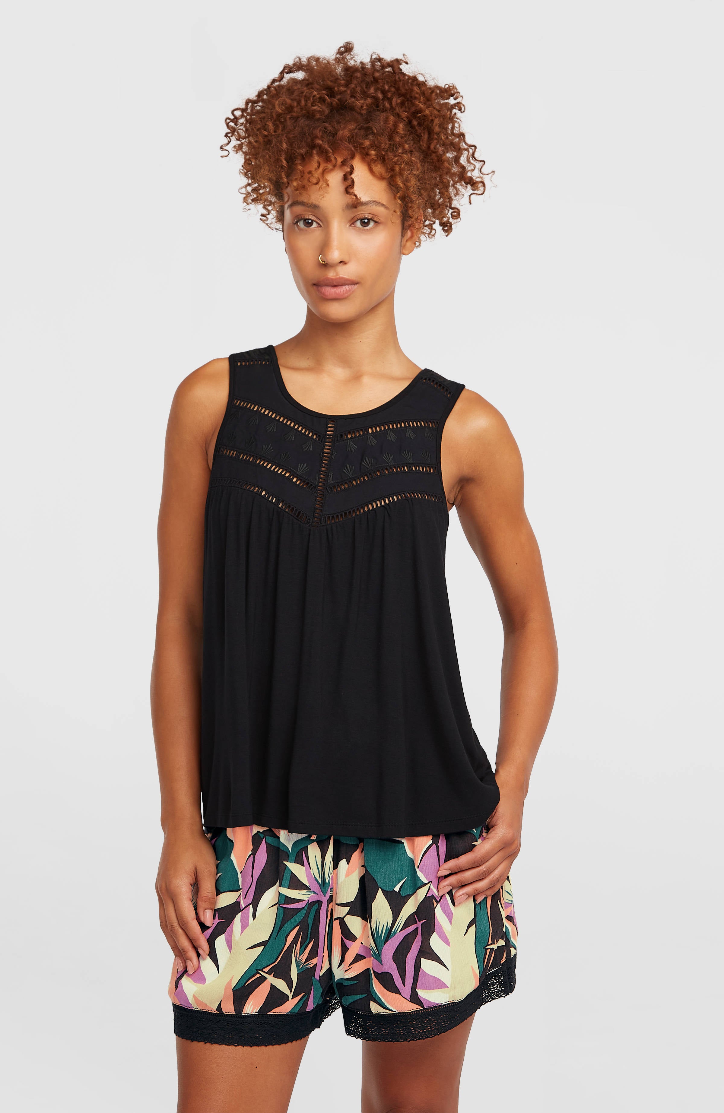 Essentials Tokeena tanktop met borduursel
