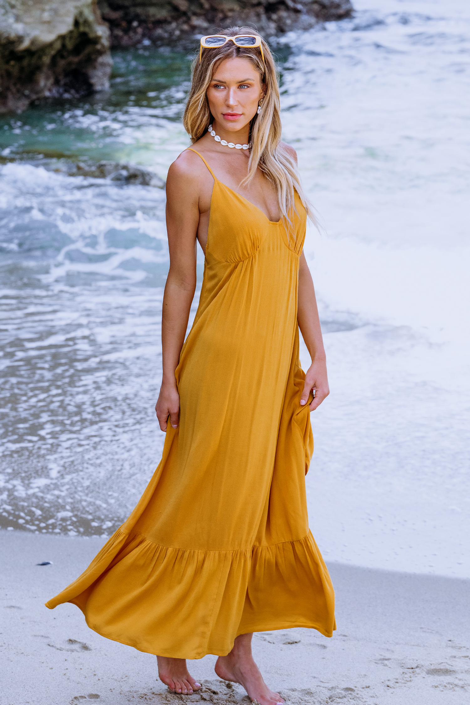 Robe maxi sans manches à col en V et ourlet à volants jaune