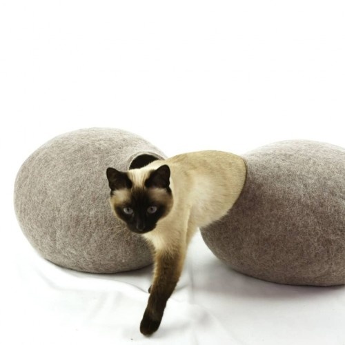 Cama Kivikis Chill-out marrom em formato de caverna para gatos.