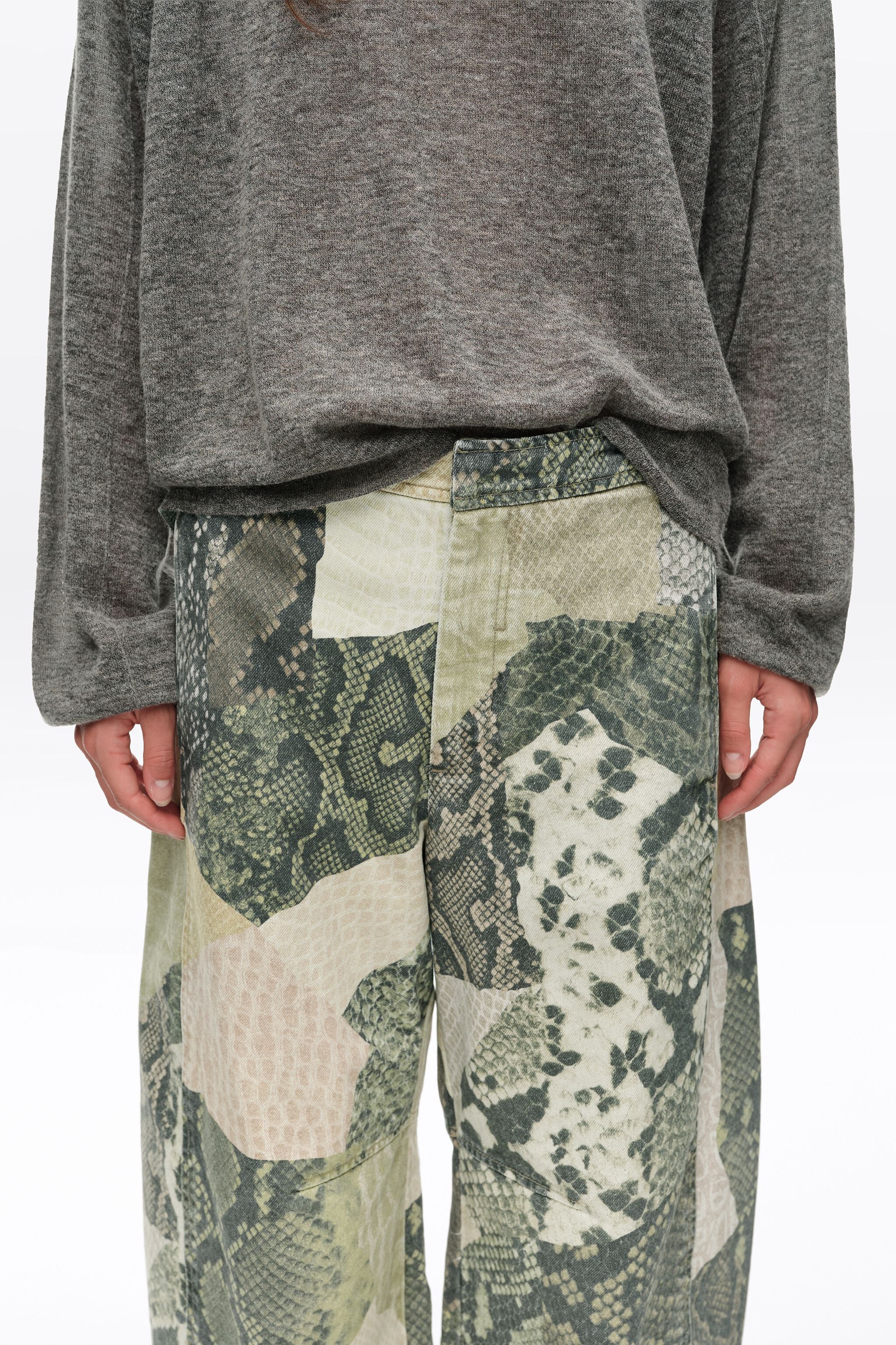 BARREL - Calça jeans verde patchwork com estampa de cobra e cintura ajustável.
