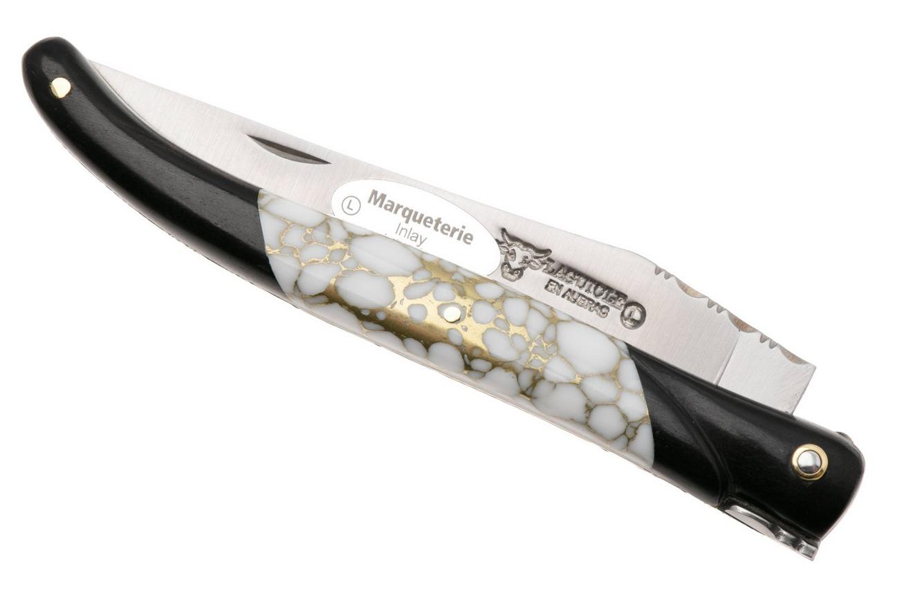 Laguiole en Aubrac Ebony, Howlite Gold Inlay, Handcarved Brass Plates, zakmes, 12 cm