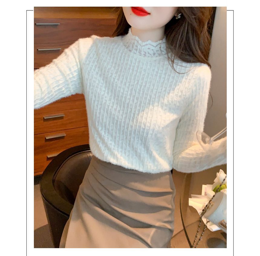 Essere - Blouse met lange mouwen en hoge hals en kant