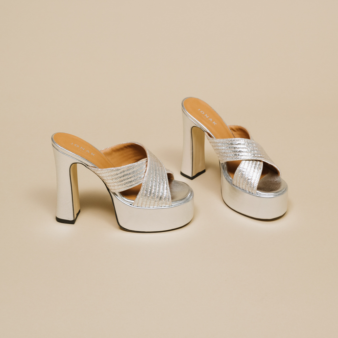 Mules à brides croisées et plateformes  en raphia métallisé argent