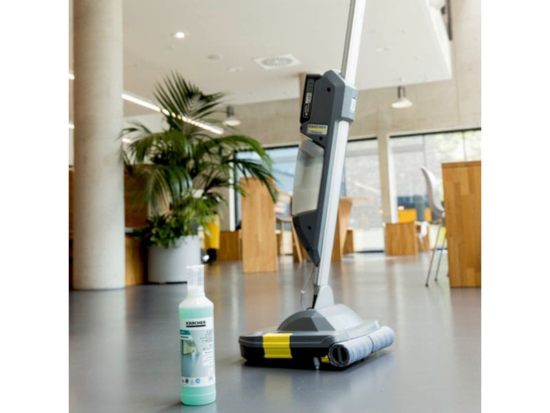 Kärcher Professional Akku-Scheuersaugmaschine BR 30/1 C Bp, Kompakte Akku-Scheuersaugmaschine für die hygienische Unterhaltsreinigung und Bodendesinfektion auf kleinen Flächen