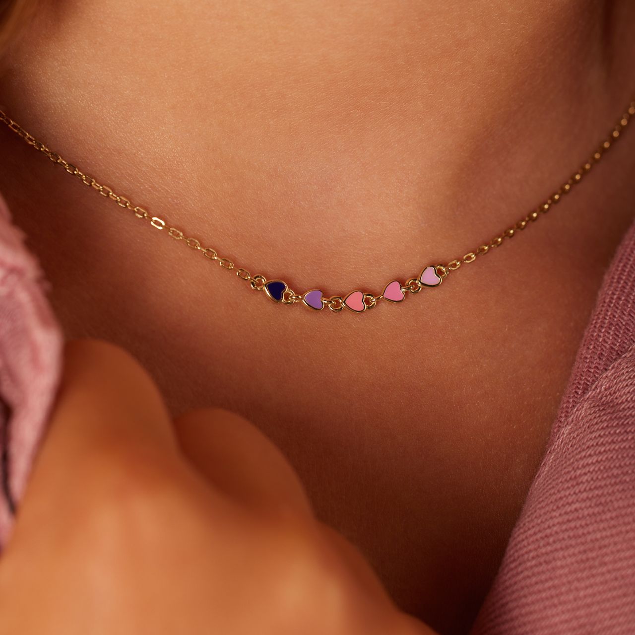 Zilveren goldplated ketting gekleurde emaille hartjes