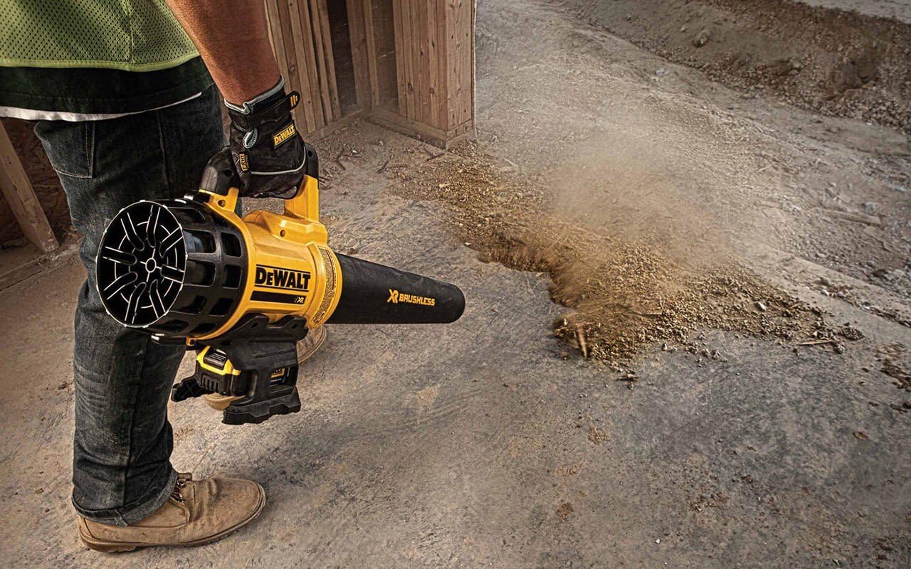 DEWALT Souffleur Brushless XR 18V 5Ah Li-Ion - Souffleur Électrique Portable sans Fil - Volume d'Air 450cfm - Vitesse 200km/h - 3,1 kg DCMBL562N-XJ