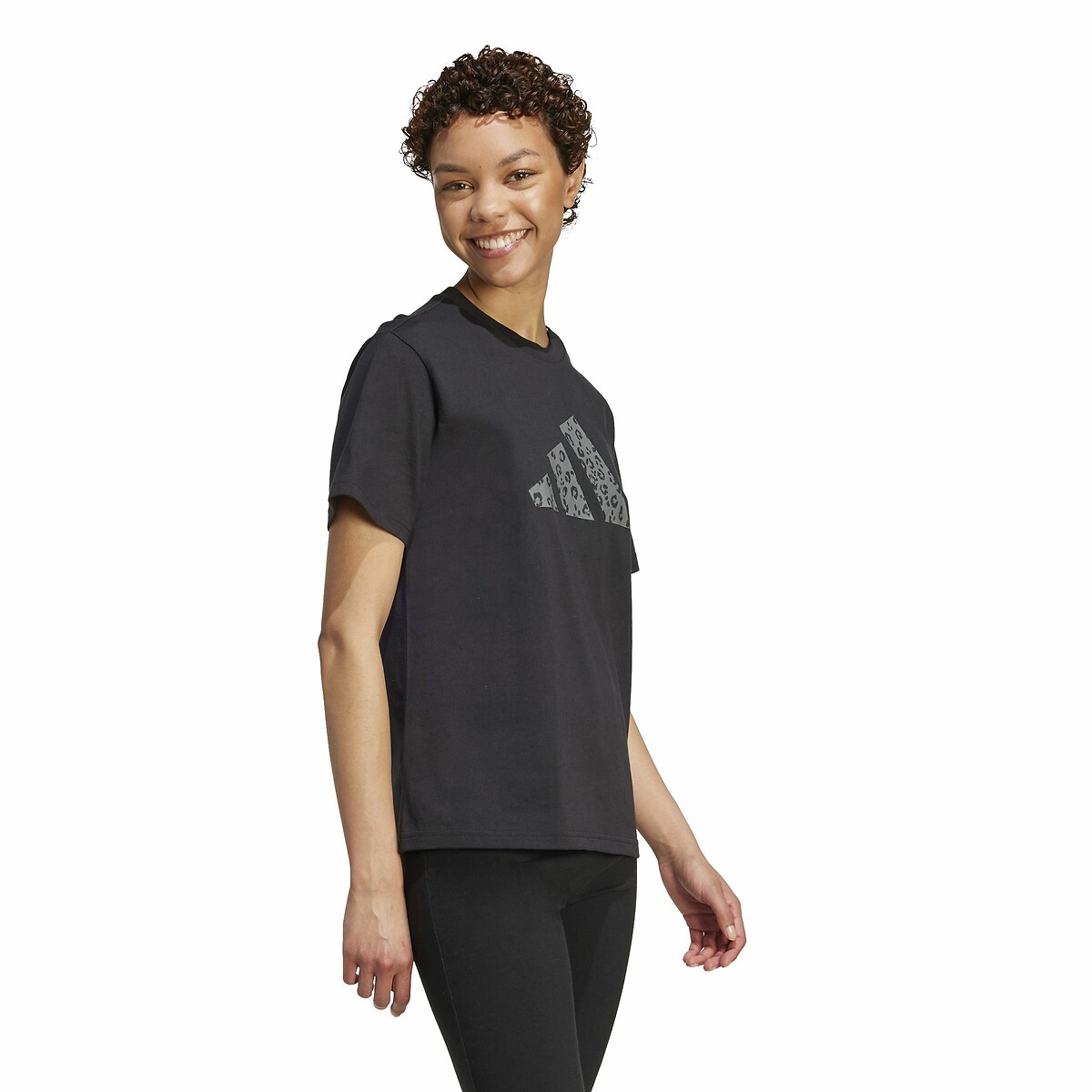 ADIDAS ROUPAS ESPORTIVAS<br>Camiseta com logo grande de leopardo