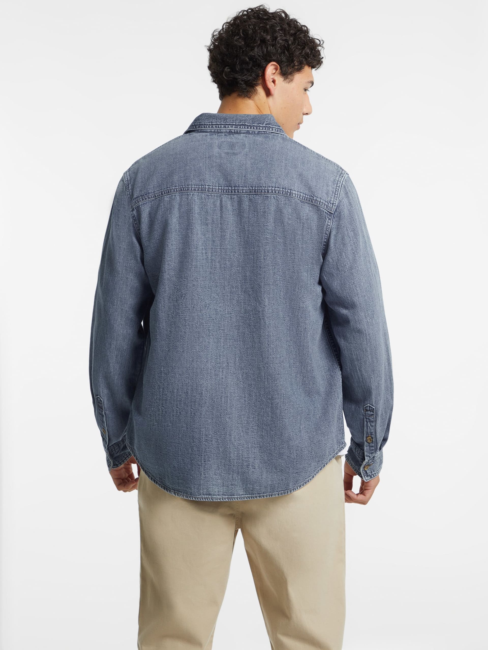 Camisa clássica de manga comprida em jeans