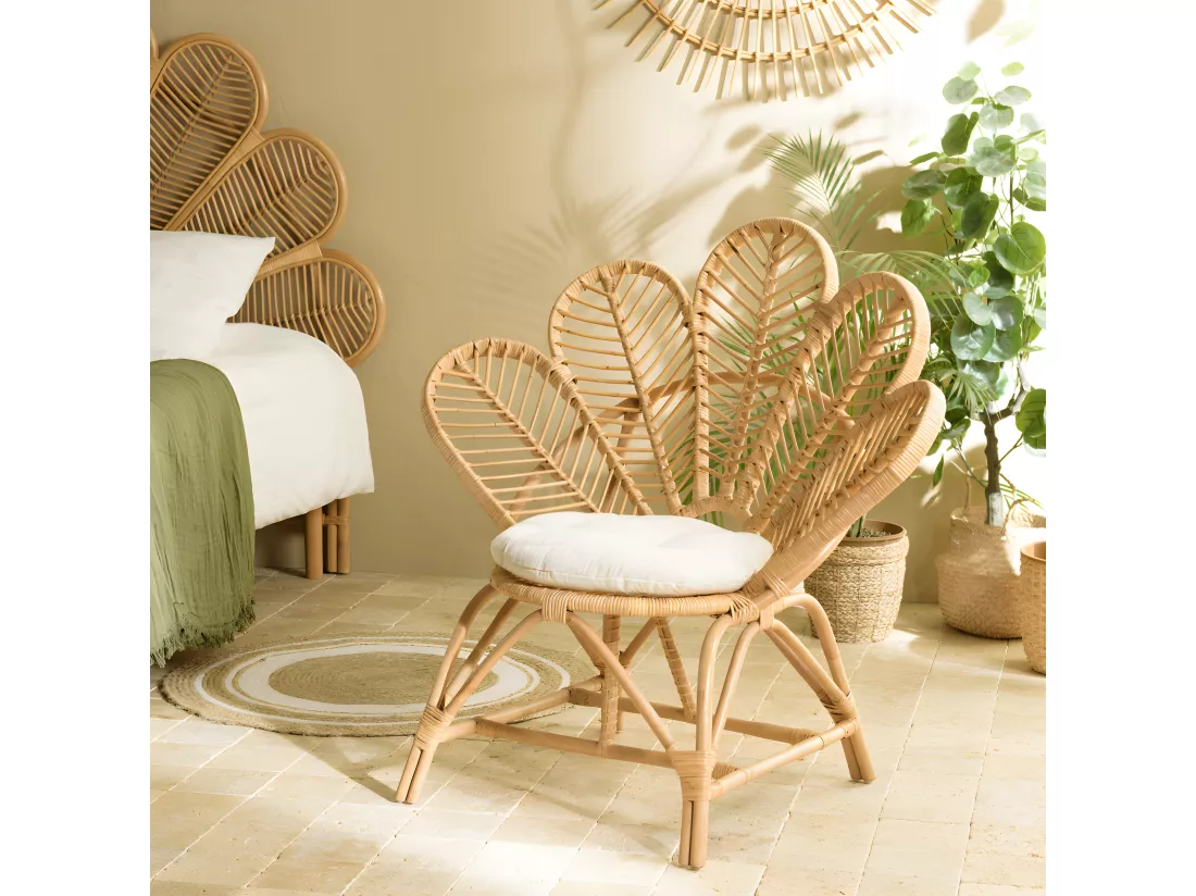 KALLY - Fauteuil 'fleur' rotin couleur brun miel coussin d'assise blanc KALLY