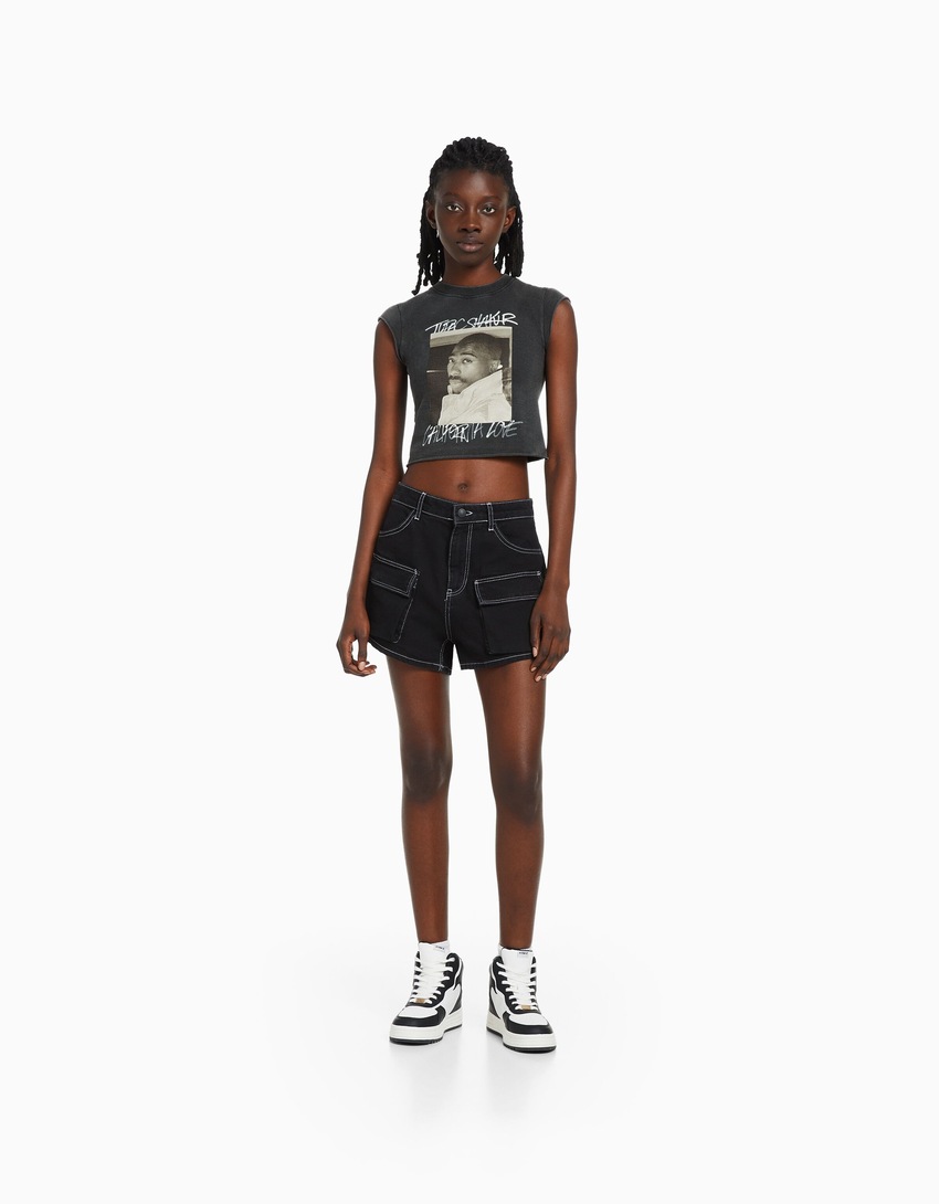 Camiseta cropped sem mangas com estampa do Tupac