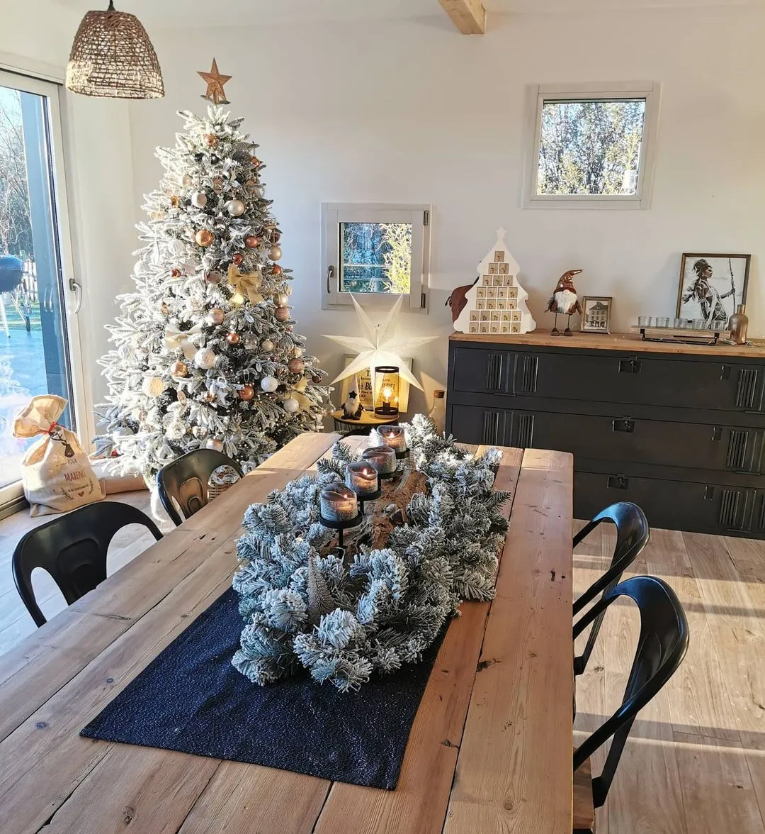 Besneeuwde kunstkerstboom BASSIE 210 cm Wit