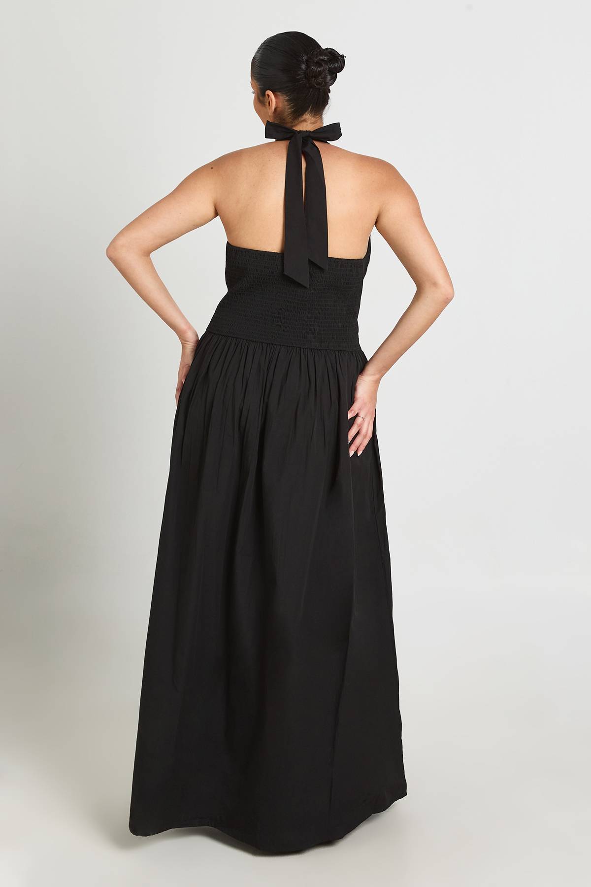 boohoo Robe Longue Plissée Grande Taille En Popeline De Coton Avec Encolure Dos-nu