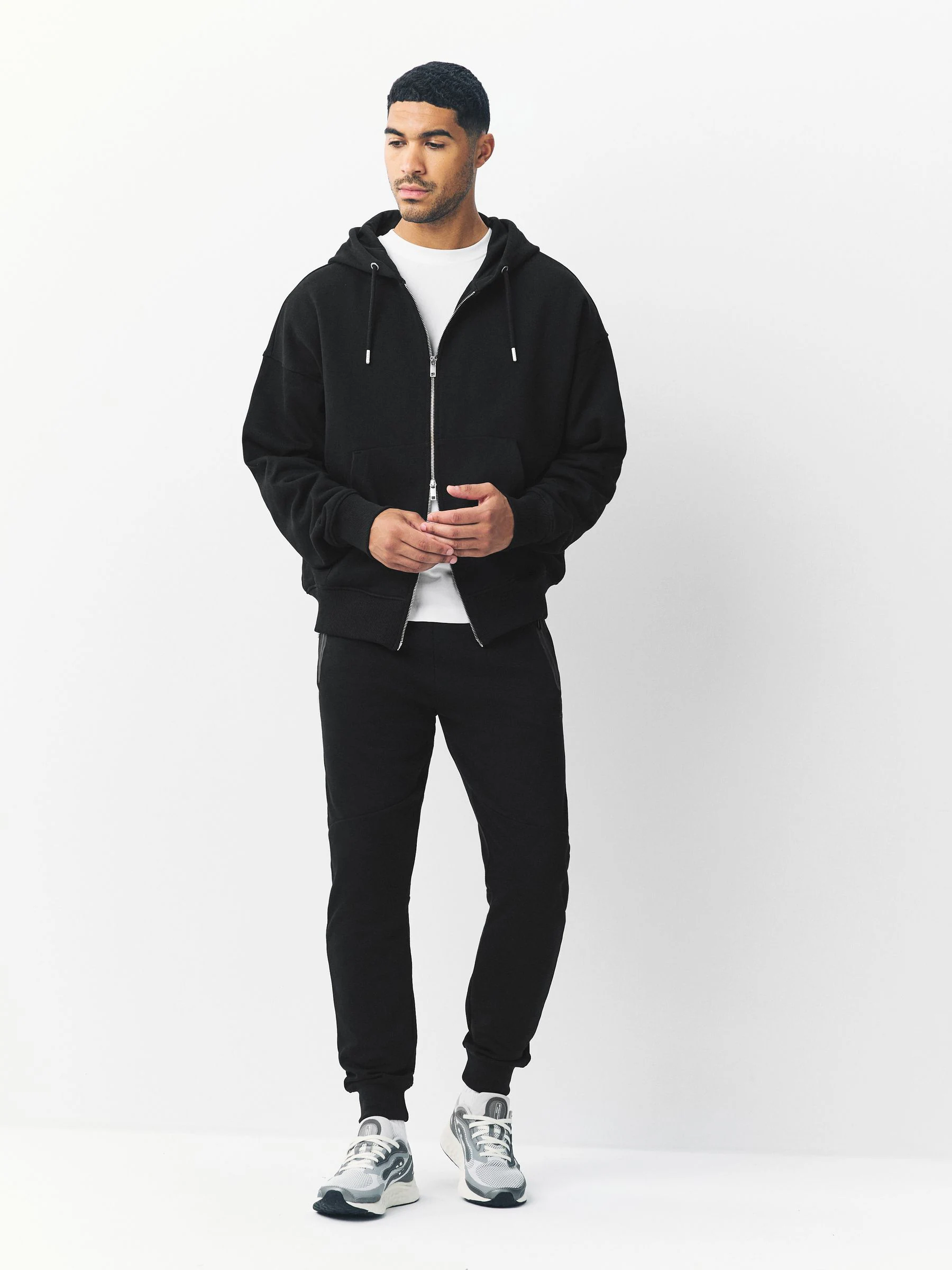 Zwart - Sport- en vrijetijdsjoggingbroek met boorden