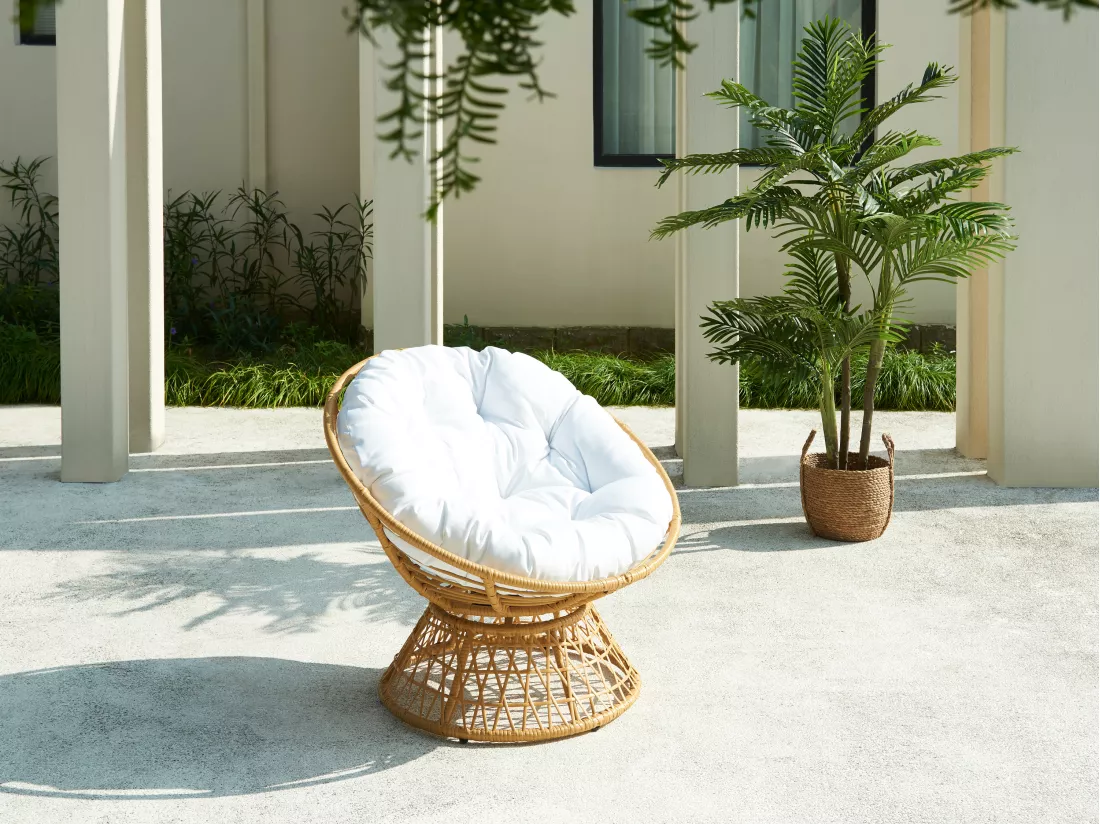 Fauteuil papasan rotatif en résine tressée - Naturel clair et coussin blanc - SYNDRA de MYLIA