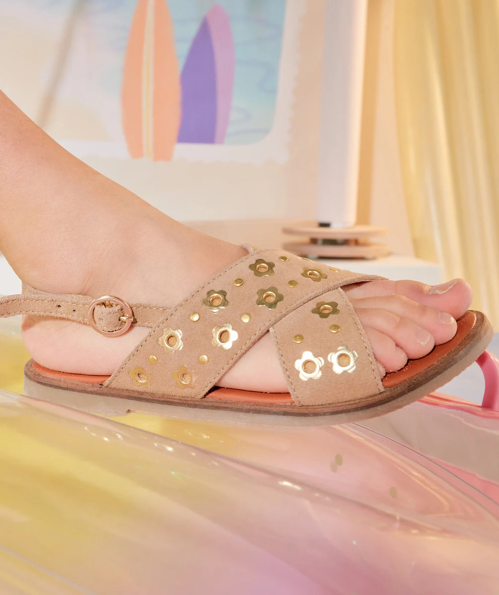 SANDALES CROISÉES MARRON FILLES AVEC DÉTAILS AJOURÉS EN OR