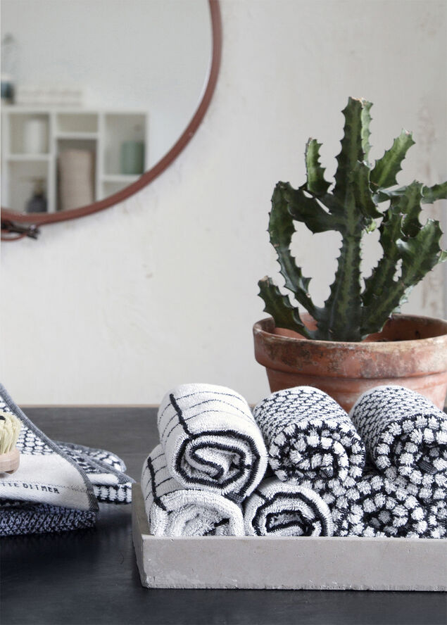 Mette Ditmer TILE STONE fingertip towel Black / off-white