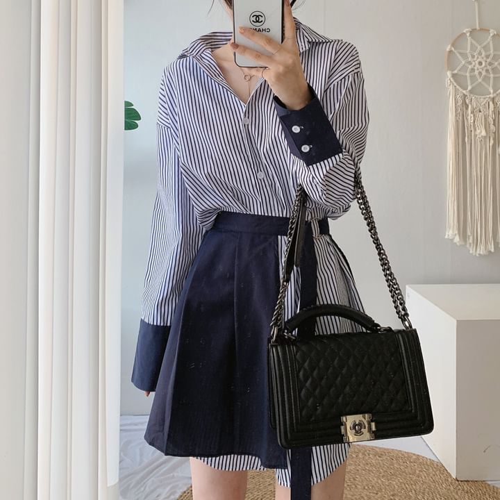 Auboi - Set: Lange mouwen, kraag, gestreepte mini-jurk met losse blouse + effen geplooide mini-overlayrok