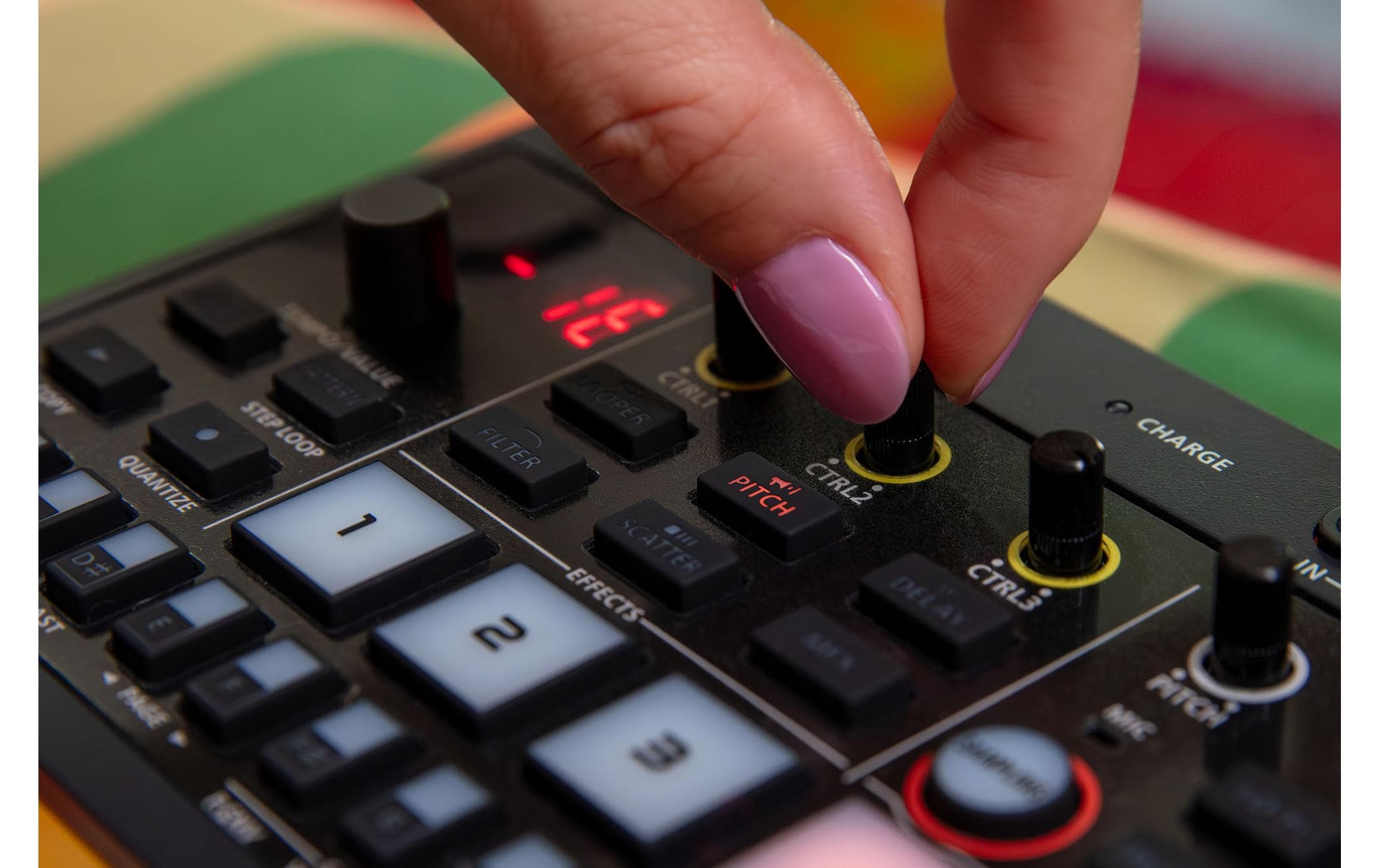 Synthesizer AIRA P-6 Creative Sampler<br>Kombiniert die berühmte Roland Sampling-Technologie mit fortschrittlichem Granular-Sounddesign und einem leistungsstarken Sequenzer in einem Gerät im Taschenformat