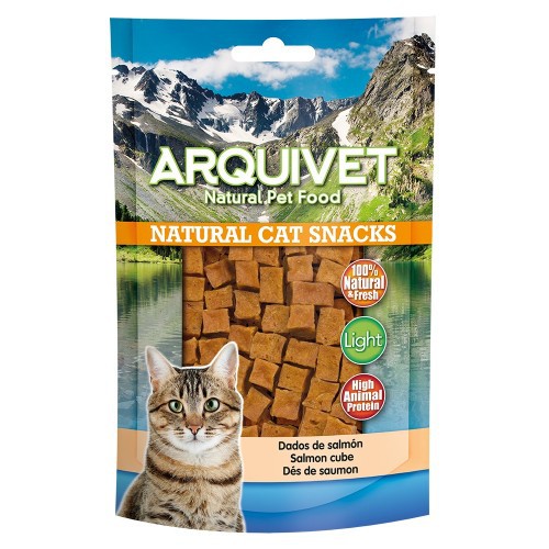 Petiscos em cubos para gatos com sabor de salmão.