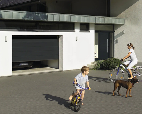 Hörmann sectionaaldeur EcoStarMatic, antraciet RAL 7016 met M-profilering, 2500 x 2125 mm, inclusief garagedeuropener Liftronic 700 2e generatie.
