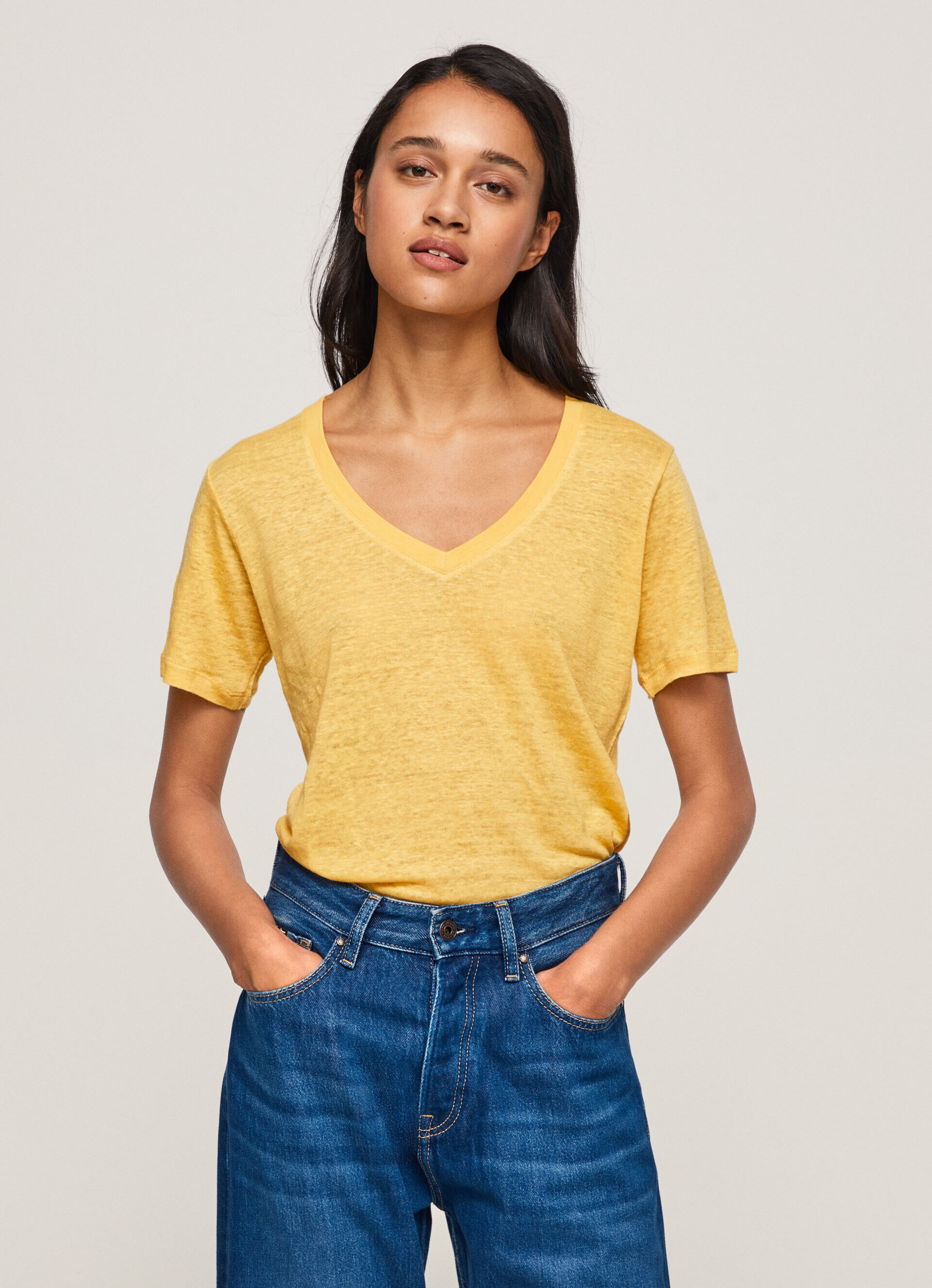 Camiseta de linho com decote em V - brilhante