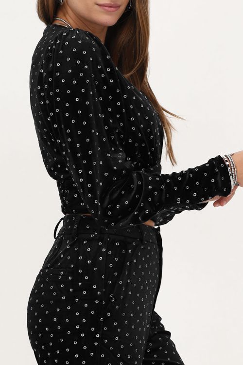 Zwarte velvet top met zilverkleurige bloemen