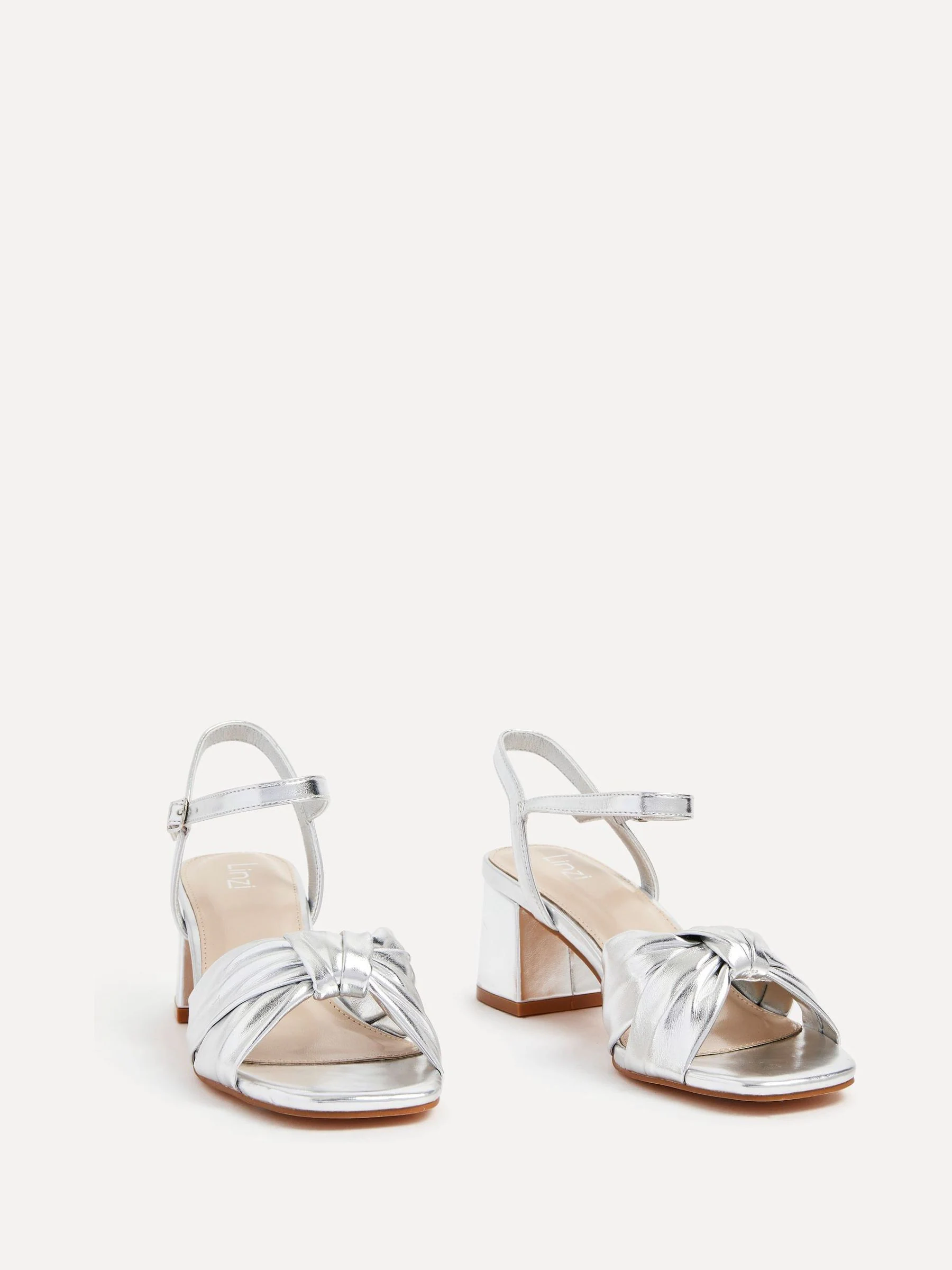Zilver - Linzi - Charlotte sandalen met blokhak en strik aan de voorkant