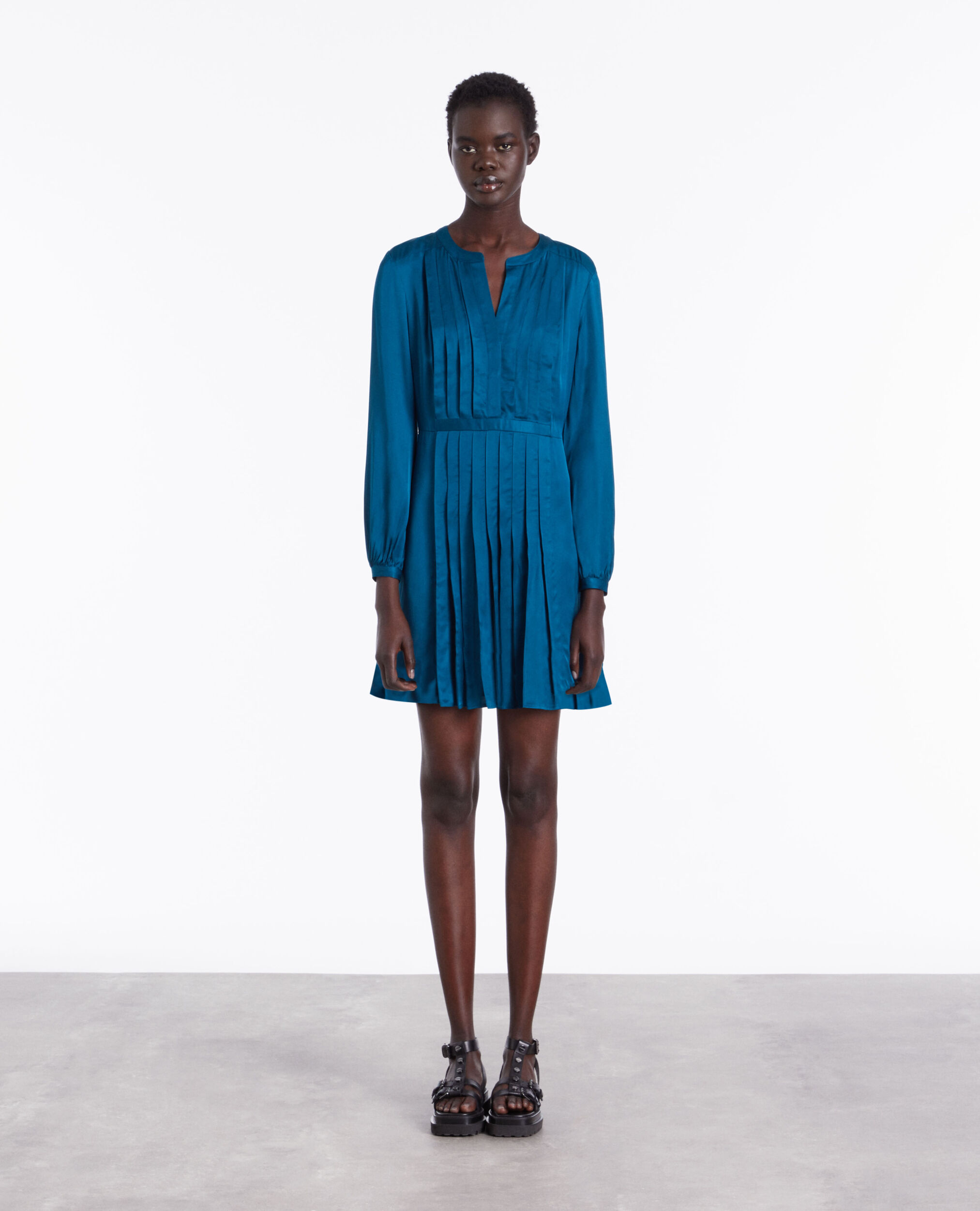 Robe courte bleue avec plissage