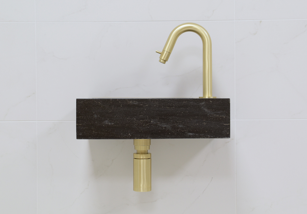 Lambini Designs Recto rechts natuursteen fonteinset met gouden gebogen fonteinkraan en toebehoren