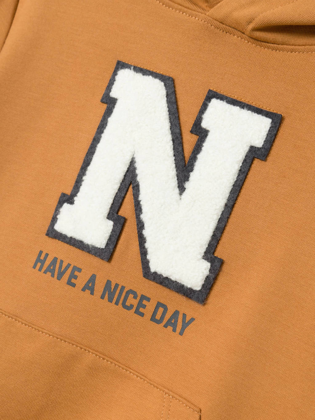 NAME IT hoodie NMMKONRAD met printopdruk en 3D applicatie karamel