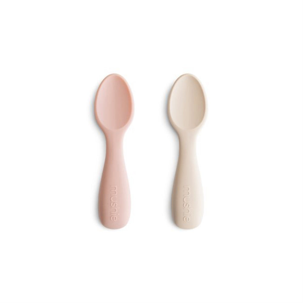 Køb Mushie Blush/Shifting Sand Toddler Starter Skeer 2-Pak