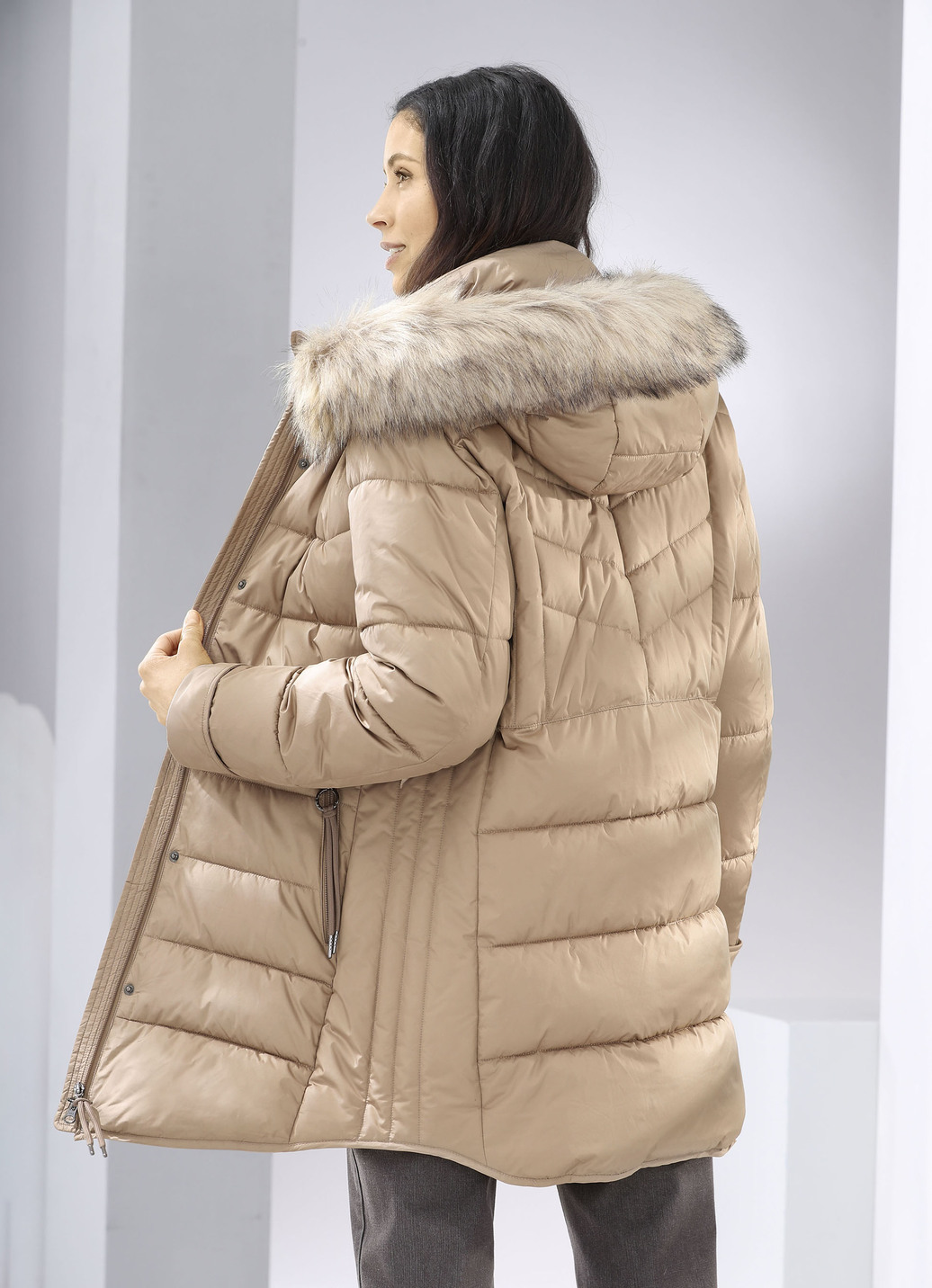 Funktionsjacke mit figurfreundlicher Längssteppung seitlich