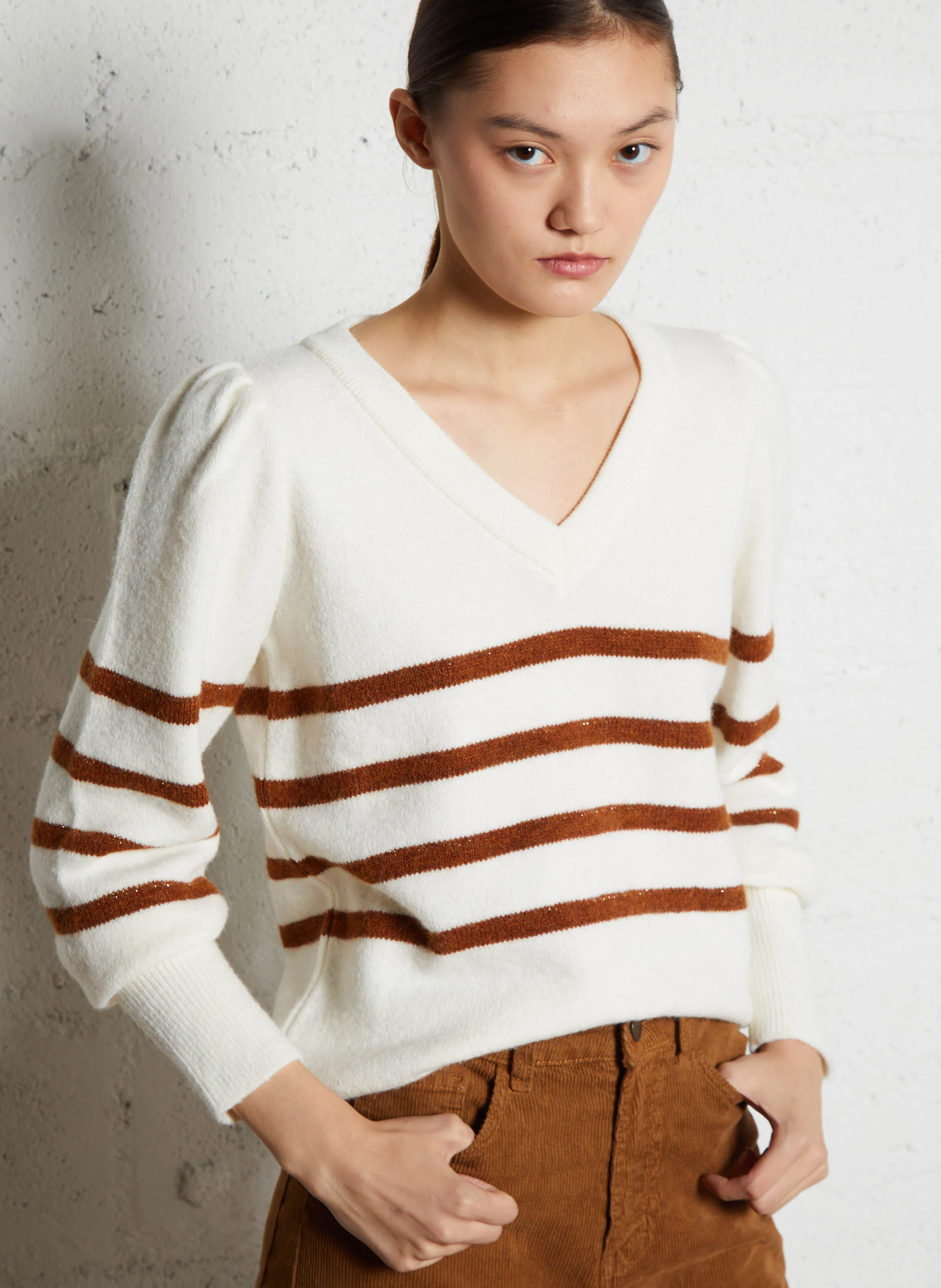 Pull col v droit à rayures| Blanc