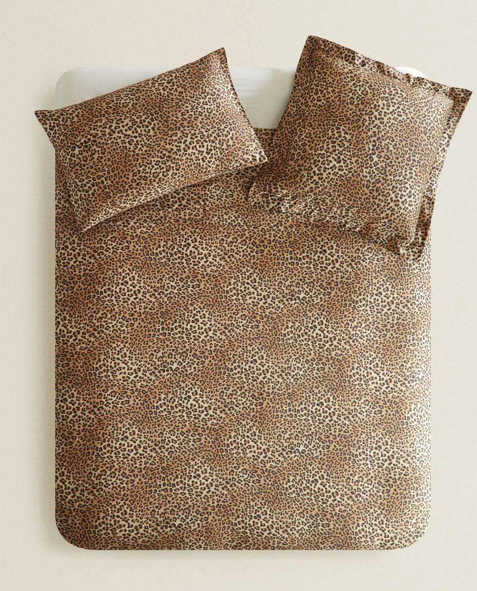 CAPA DE EDREDOM EM CETIM COM ESTAMPA DE LEOPARDO
